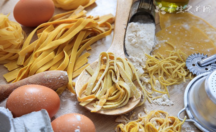 传说穷神穿破衣,吃稀饭;在正月最后一天死去.