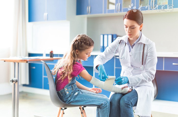 胫骨骨折的症状 吕浩然主任医师 养生之道网