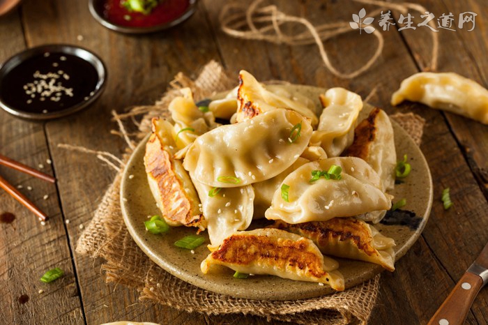 补铜 宜多吃糙米,芝麻,柿子,运动肝脏,猪肉,蛤蜊,菠菜,大豆等食物.