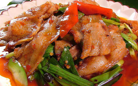 属中国八大菜系川菜中一种烹调猪肉的传统菜式,川西成都一带称作熬锅