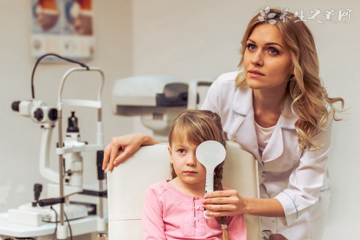 把手指手指伸到眼前能看清,在马路上看不到两侧的路况,"余光"消失了